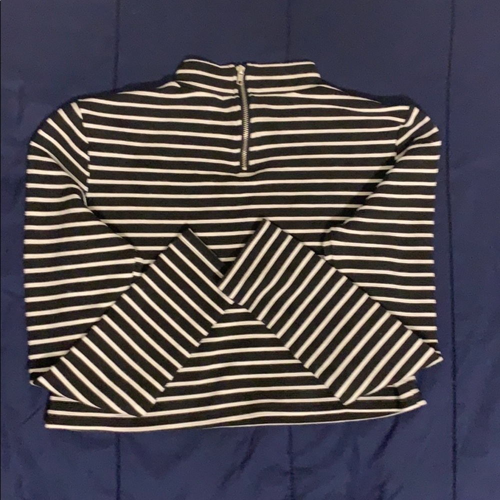 ❣️❣️Black And White Zip Neck Crop Top❣️❣️